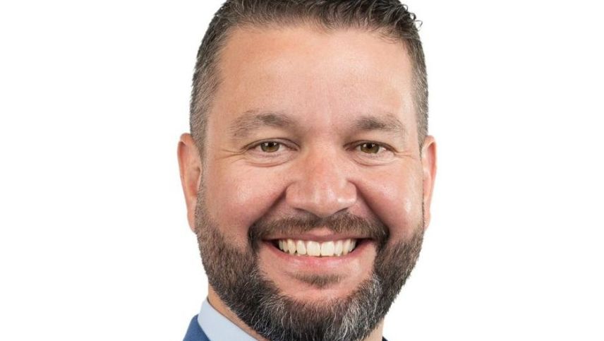 «Ils Rumantschs e las valladas italofonas nu patischan da l’iniziativa. La promoziun da la lingua es francada illa constituziun», disch Roman Hug, cusglier naziunal grischun da la PPS (fotografia: Chasa federala).