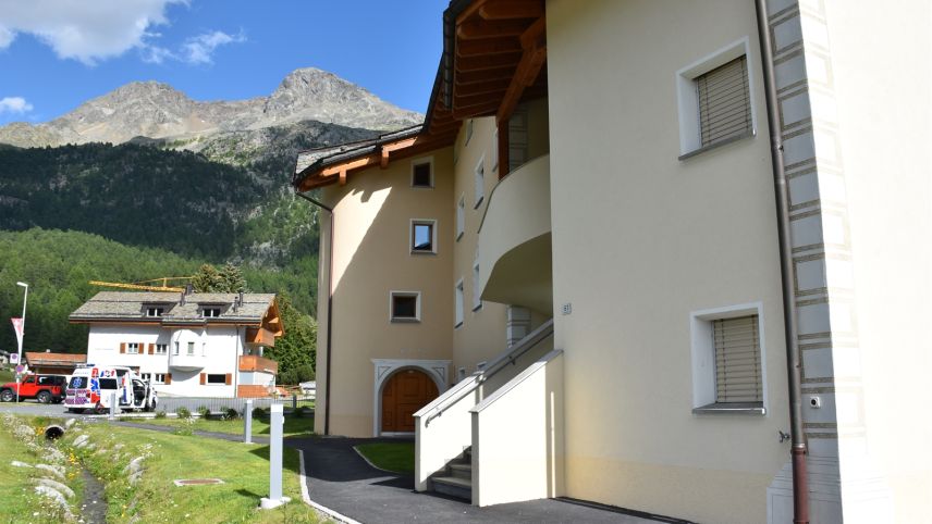 Die Hausfassade, wo der Gleitschirmpilot auf dem Dach aufschlug und anschliessend auf dem Vorplatz zu liegen kam (Foto: Kantonspolizei Graubünden).