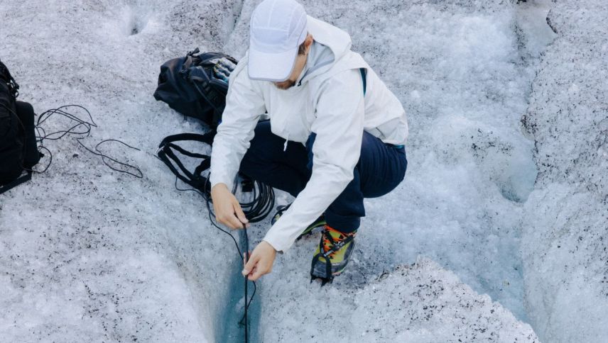 Ludwig Berger nimmt die Klänge aus dem Innern des Gletschers auf. Foto: Johannes Berger