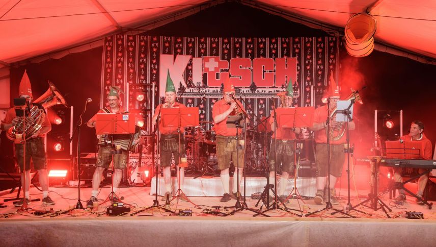 Für Stimmung im Festzelt sorgten Ils 7 Nanins und die Mundart-Band "Kitsch" (Foto: Dominik Täuber).