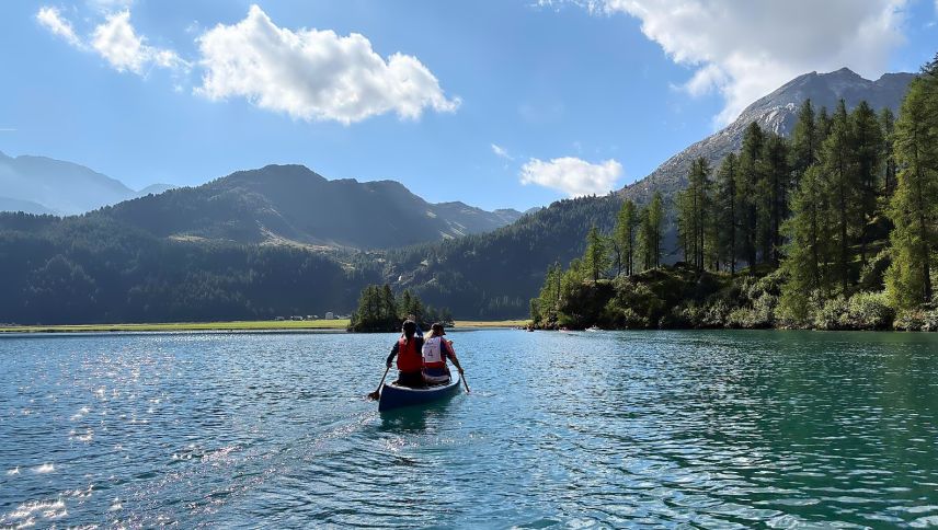Auf dem Silsersee unterwegs: Zwei Teilnehmende der Uonda Engiadinaisa paddeln bei sonnigem Spätsommerwetter über den See. Foto: z. Vfg.