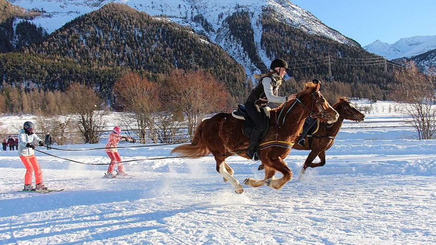 Die Kinder fahren alle in der besten Skischulkategorie, der Black League. Fotos: Julia Biffi