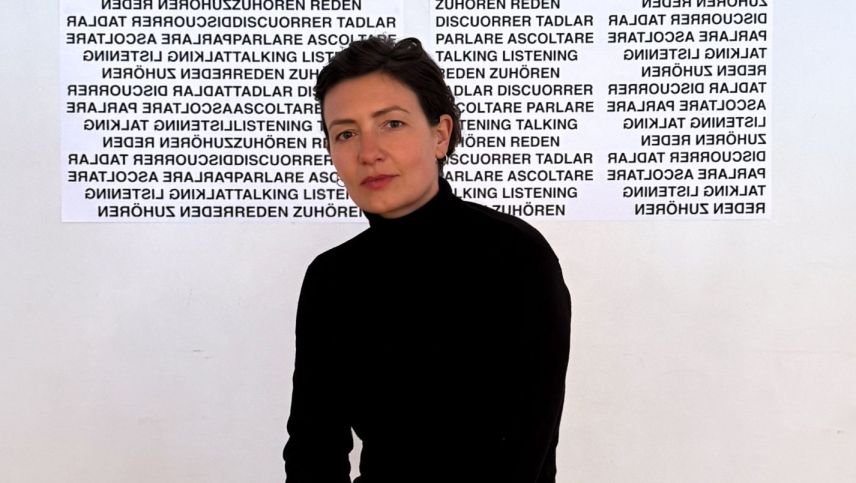 Hanna Burkart fa art davart "discuorrer&tadlar". fotografia: Fadrina Hofmann