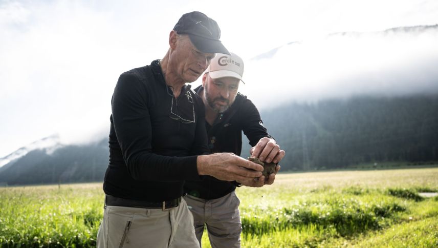 Experten unter sich: Bodenkundler Martin Zürrer (links) und Maurus Fischer begutachten eine Bodenprobe in Samedan. Foto: Mayk Wendt