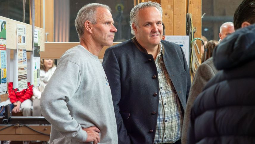 Holzbaupioniere: Simon Salzgeber aus S-chanf und Enrico Uffer aus Savognin. Foto: Jon Duschletta