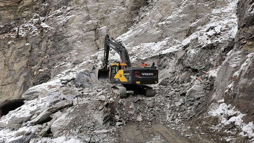 Abtrag der Sturzablagerung und Erstellung des Schutzdamms auf der alten Samnaunerstrasse. Foto: Staka