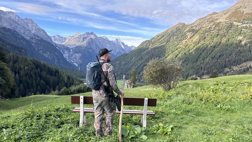 Adrian Kloos auf der Jagd oberhalb von Casaccia, auf einer weitläufigen, offenen Fläche. Foto: Fabia Niggli