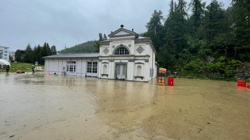 Das Paracelsus-Gebäude ist von Wasser umgeben. Foto: Reto Stifel