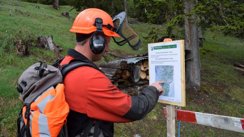 Karl Nef zeigt, welcher Streckenabschnitt der Via Engiadina gesperrt ist. Foto: Imke Marggraf