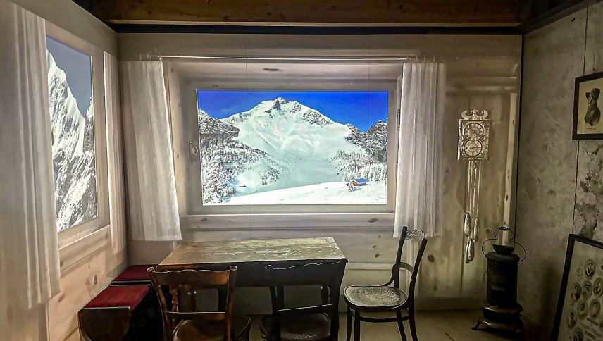 Immersiver 3D-Lawinenraum – gestaltet in der Atmosphäre einer traditionellen Engadiner Stube. Foto: Fabia Niggli