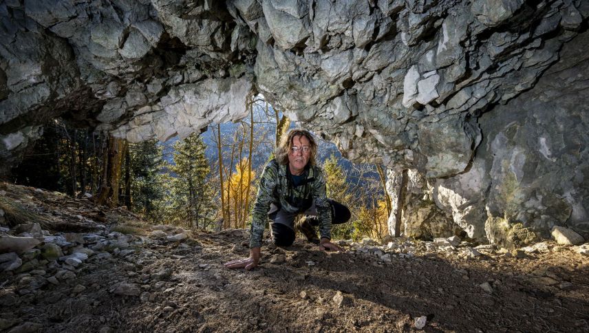 Während seiner Aufenthalte im Brenta-Gebiet im Trentino übernachtete der Tier- und Naturfotograf Horst Eberhöfer regelmässig in schwer zugänglichen, aber sicheren und trockenen Bärenhöhlen. Foto: Horst Eberhöfer