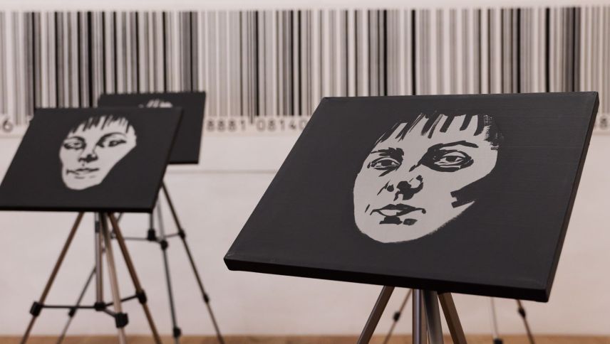 Autopurtrets da l’artista circundats d’ün code da strichs muossa l’installaziun «Ambiaint» (fotografia: Michael Steiner).