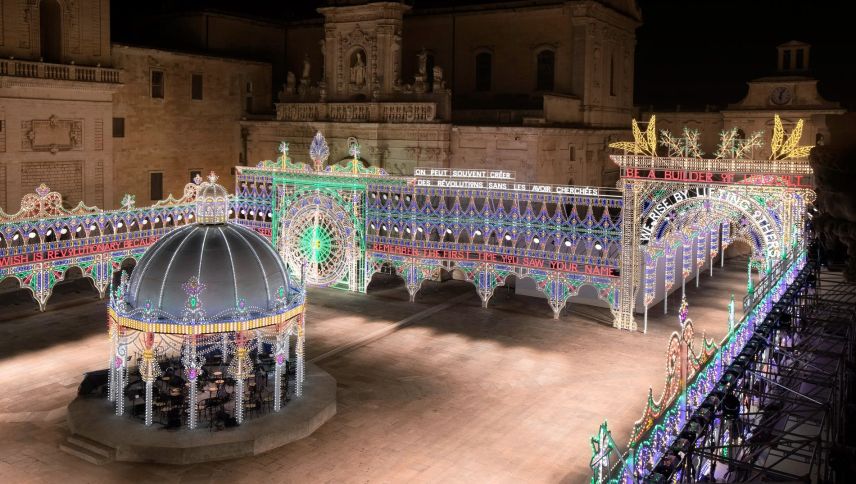 Monumentale Lichtkunst: Eine «Luminaria» von Marinella Senatore auf der Piazza Duomo im italienischen Lecce. Ähnliche Installationen sind ab Freitag auch in St. Moritz zu sehen. Foto: A. Garofalo / Courtesy The Artist and Dior