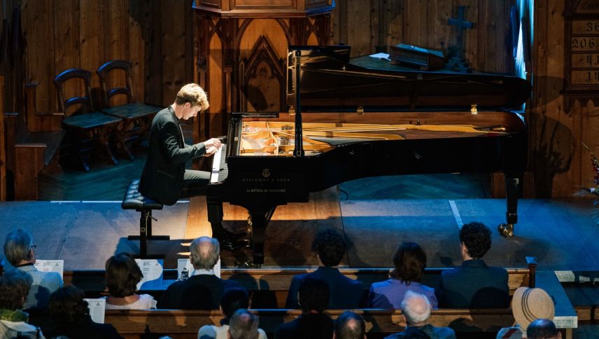 Jan Lisiecki 2024 in der Eglise au Bois St. Moritz. Der kanadische Pianist kehrt diesen Sommer ins Engadin zurück und gibt am 29. Juli ein Konzert im Konzertsaal vom Hotel Laudinella, St. Moritz. Foto: Quim Vilar