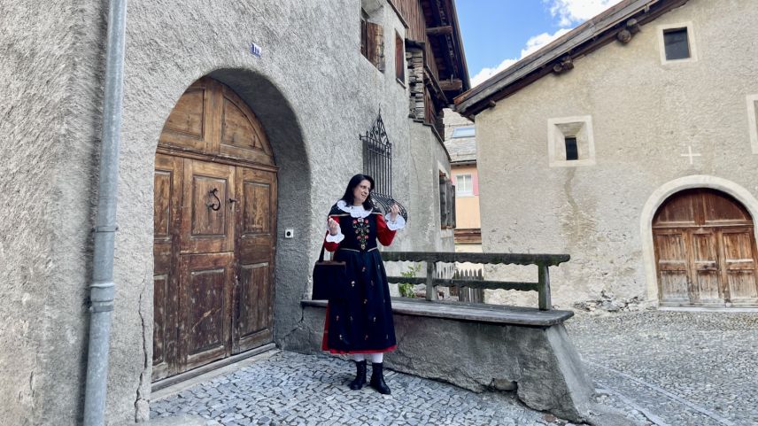 Lucrezia Magni erklärt, wie ein Engadiner Haus unterteilt ist. Foto: Fadrina Hofmann