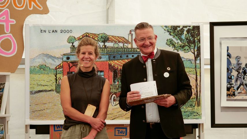 Gioia Deucher Vilchis, CEO des InnHub La Punt, mit Chris Luebkeman bei der Präsentation der Gruppenarbeiten. Foto: Jon Duschletta