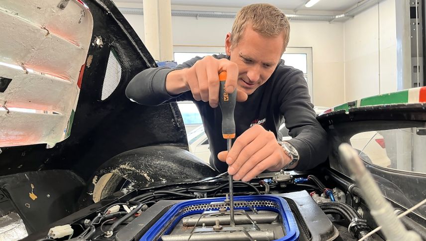 Claudio Enz stellt an einem alten Fahrzeug den Doppelvergaser ein. Foto: Andrea Gutgsell