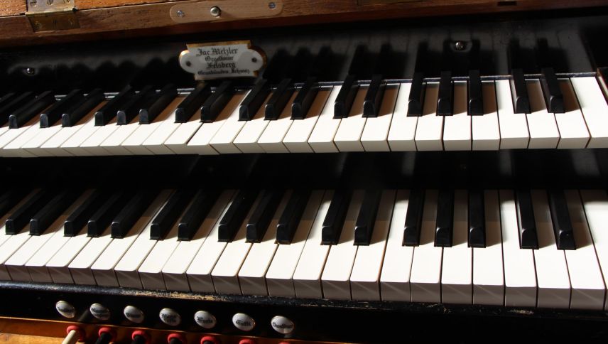 Die 1904 erbaute Metzler-Orgel in S-chanf verfügt über zwei Manuale und zwölf Register. Foto: Stefanie Wick Widmer