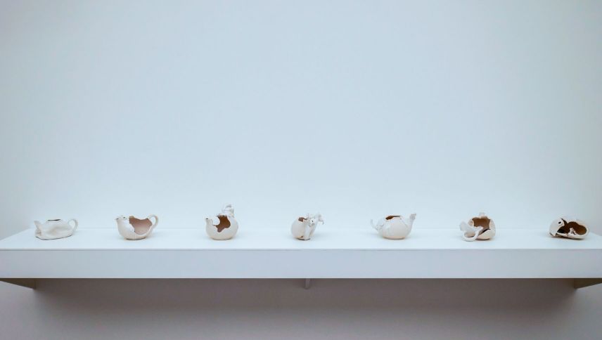 «Der schön gedeckte Tisch – Ein keramischer Kommentar zur Transformation des häuslichen Körpers» von Madlaina Fontana in der Jahresausstellung «à table!» im Bündner Kunstmuseum. Foto: Jon Duschletta