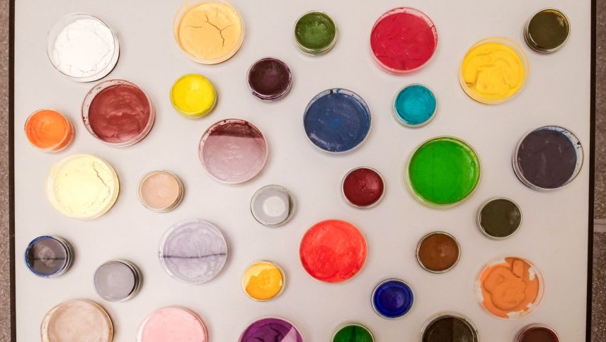 Mit Aquarellfarben gefüllte Petrischalen von Pascal Lampert aus Sta. Maria. Foto: Jon Duschletta 