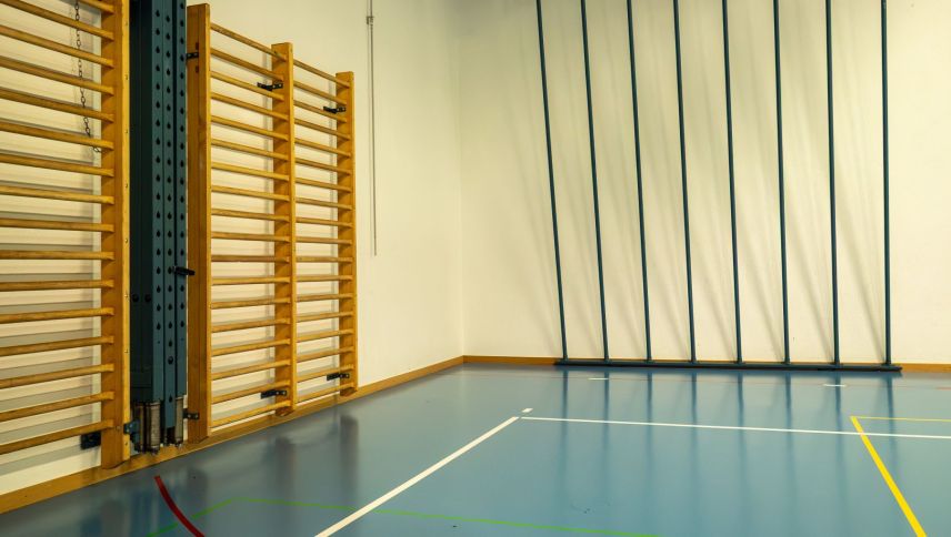 Ein neuer Notausgang soll in Zukunft an die Sprossenwand anschliessen und über eine Rampe ins Freie führen. Foto: Jon Duschletta