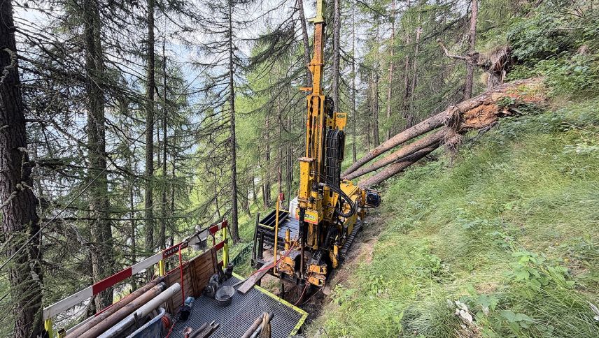 Bohrarbeiten mit schweren Maschinen in steilem, unwegsamem Gelände. Foto: Cédric Wellinger, Caprez Ingenieure AG, Silvaplana