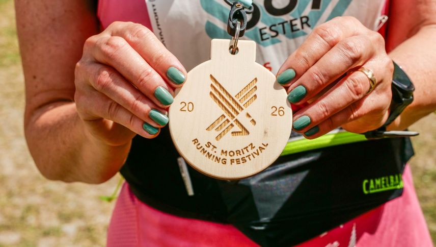 Erinnerungsmedaille für alle Teilnehmenden. Im nächsten Jahr wird der Anlass neu Engadin Sommerlauf heissen und zwei Wochen später, vom 20. bis 22. August stattfinden. Foto: Jon Duschletta 