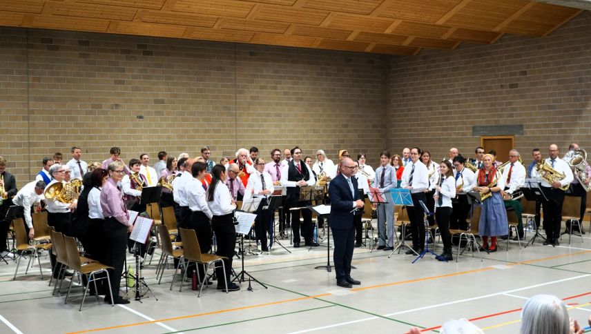 Rund 70 Musikantinnen und Musikanten des Musikbezirks 1 haben haben am diesjährigen Musikcamp teilgenommen und am Sonntagnachmittag unter der Leitung des Berufsdirigenten Gian Stecher das Abschlusskonzert in Samedan gespielt (Foto: Not Janett-Jenal).