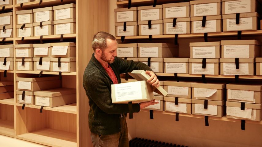 Kurt Gritsch leitet seit dem 1. September 2023 die Geschicke im Kulturarchiv Oberengadin.  Foto: Jon Duschletta