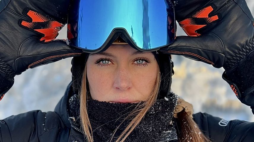 Larissa Gasser fährt Snowboard Alpin. Foto: Julia Biffi