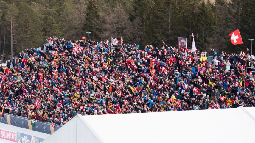 Bereits beim ersten Wettkampf am letzten Mittwoch ist das ­Stadion gut besetzt und die Stimmung hervorragend. Foto: Reto Stifel