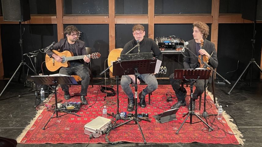 Das Trio Lancaster auf der Bühne des Zuoz Globe (von links): Francesco, Federico und Simone.     Foto: Valentina Baumann