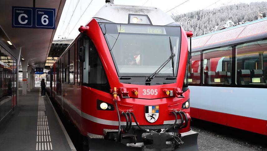 Zweispannungstriebzug 3505 (ZTZ) in St. Moritz. Foto: Anna Hartmann