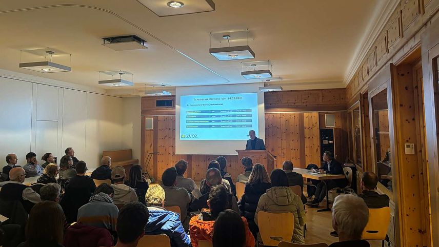 A Zuoz s’haun chattedas 51 votantas e votants in marculdi passo per la radunanza da nominaziun per las tschernas da Chalandamarz (fotografia: Martin Camichel).