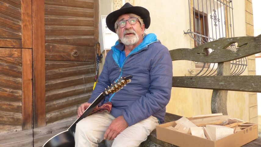 Paulin Nuotclà qua davant sia chasa a Susch dà adüna darcheu eir concerts. Foto: Flurin Andry / Licenza FMR
