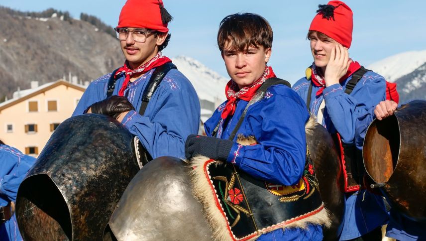 Die Zuozer Schülerinnen und Schüler haben am Samstag in Madulain Chalandamarz gefeiert. Foto: Jon Duschletta