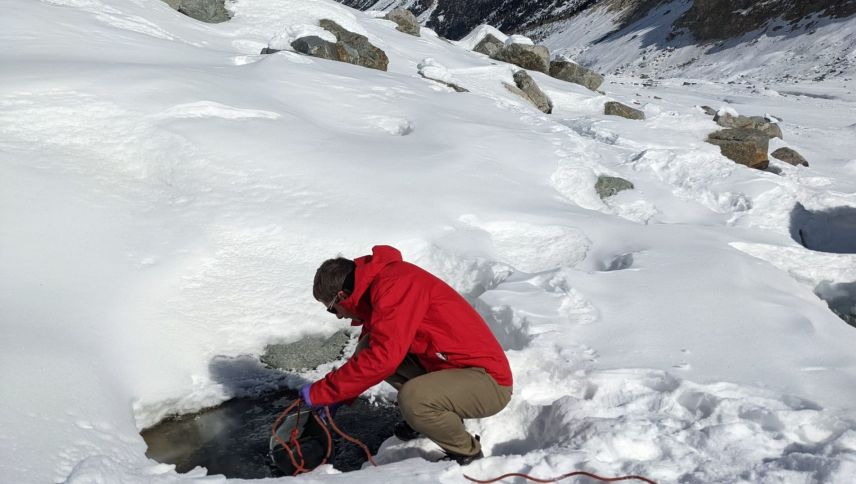 Wasserprobe am Morteratsch. Foto: Timo Rhyner