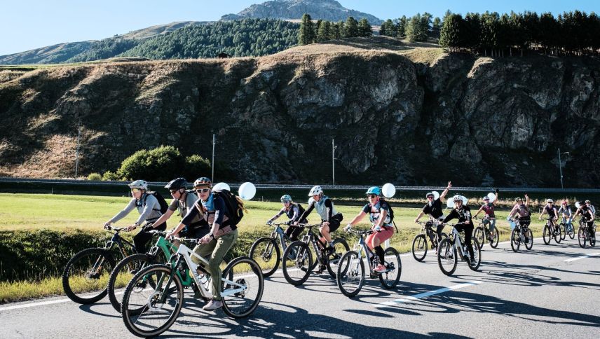 Gut sichtbar und gut gelaunt unterwegs: Teilnehmerminnen der zweiten Austragung des «las ciclistas» Festival. Foto: Madlaina Walther