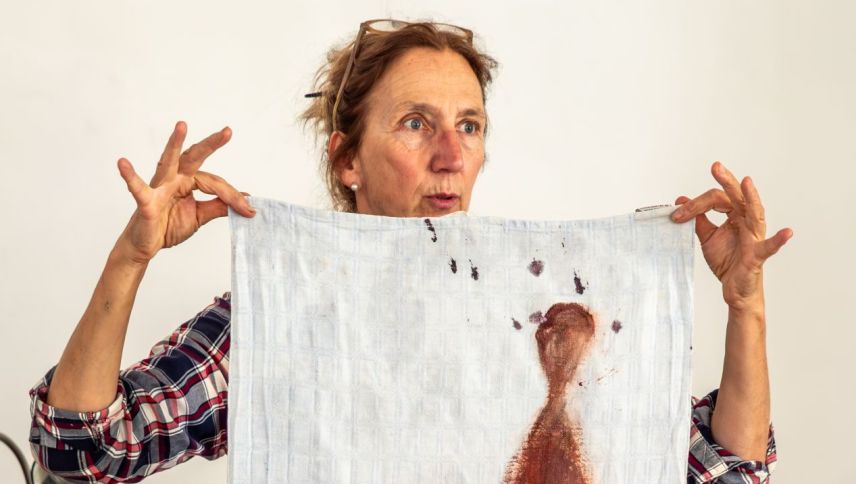 Claudia Lazzarini bemalt verschiedene Stoffe. Auch mal ein ausgedientes Küchentuch aus Leinen. Foto: Jon Duschletta
