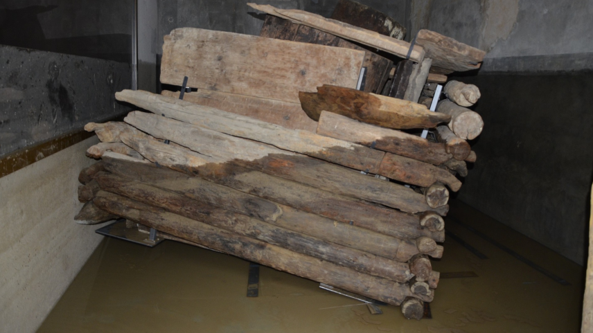 Die historische Fassung der St. Moritzer Heilquelle aus Holz. Sie stammt aus der Bronzezeit, ist also mehr als 3400 Jahre alt. Beim Hochwasser schwamm sie auf und wurde dabei beschädigt. Foto: Christian Gartmann