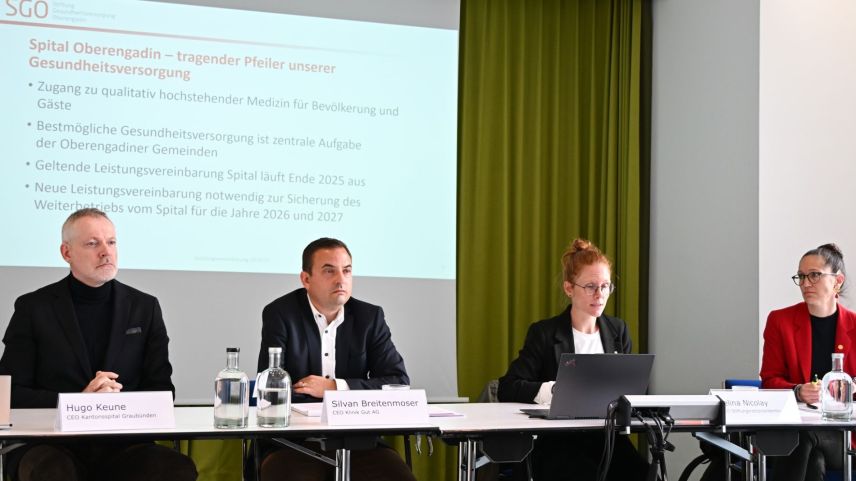 Nora Saratz Cazin (Vizepräsidentin SGO), SGO-Präsidentin Selina Nicolay, Silvan  Breitenmoser, CEO Klink Gut AG und Hugo Keune (von rechts), CEO Kantonsspital Graubünden. Foto: Reto Stifel