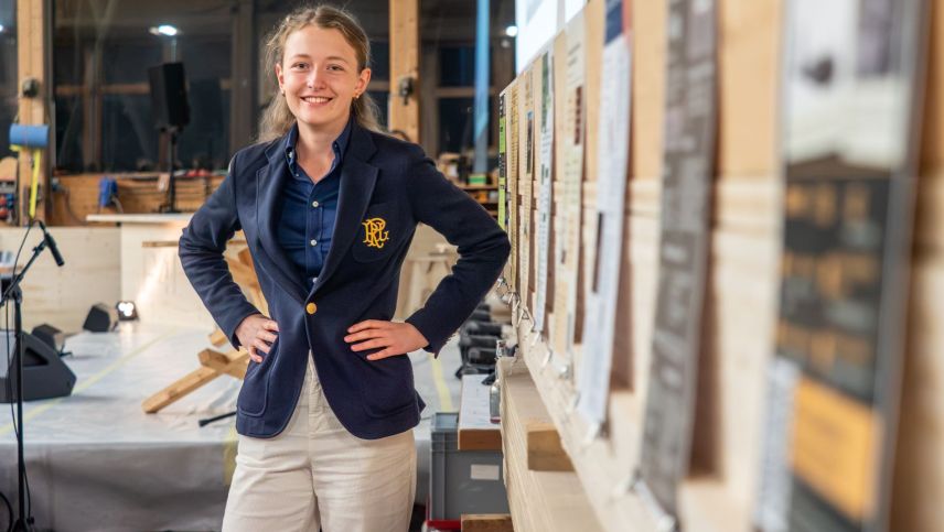 Die St. Moritzerin Valentina Testa hat ihre Arbeit dem Thema Klavier gewidmet. Foto: Jon Duschletta
