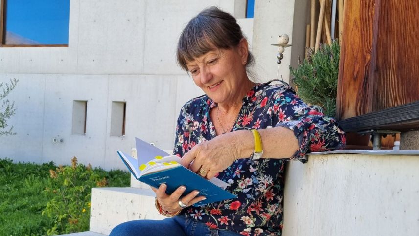 Cun «Papardets» ho Nina Dazzi uossa in maun si’egna ouvra (fotografia: Anna Bott).