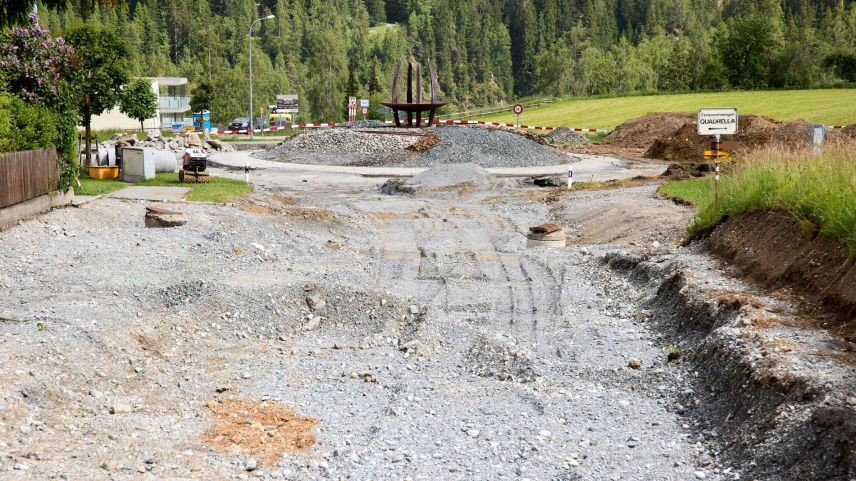 Fingià sainza catram, ma eir amo sainza beton: la plazza da fabrica sülla rondella da Scuol. fotografia: Michael Steiner