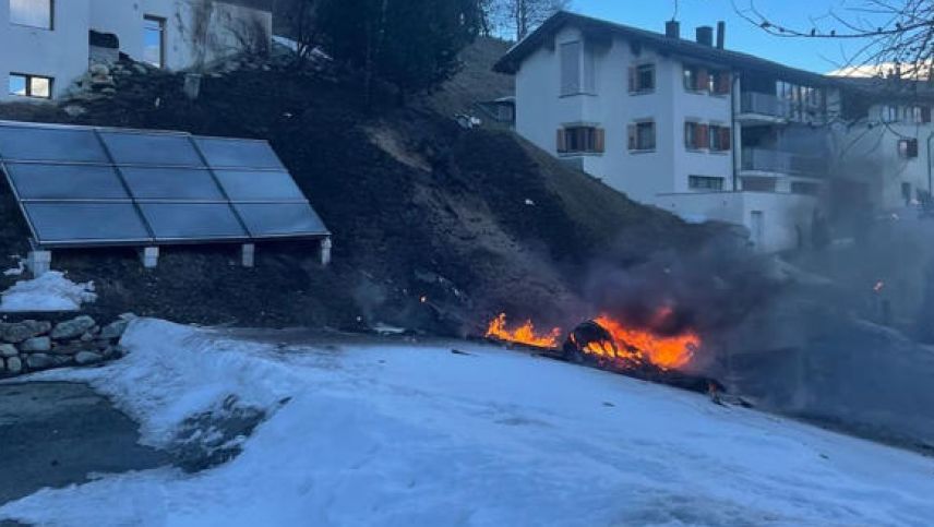 Das Flugzeug brannten in einem bewohnten Gebiet aus. Foto: Kantonspolizei Graubünden