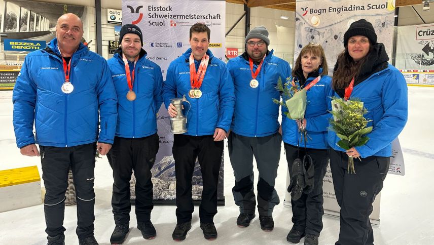 Claudio Mathieu (dritter von links) wird überlegen Schweizermeister 2026 im Eisstocksport. Auch die Herren- und Damen-Mannschaften aus Sur En gewinnen Bronze im Zielwettbewerb. (Foto: Nicolo Bass).