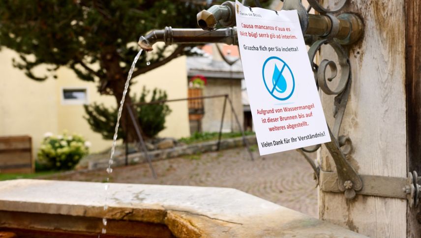 Aua forta cula amo, aua solita na: Mità d’eivna ha il cumün stüz ils blers bügls illa fracziun Scuol (fotografia: Michael Steiner).