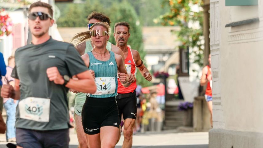 Teilnehmerfeld in Sils, hinten Reto Lazzarini vom Running Team Zernez. Foto: Jon Duschletta
