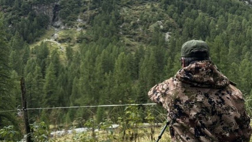 Claudio Laager beim Ausrichten seines Spektivs auf der Suche nach Tiere. Foto: Fabia Niggli