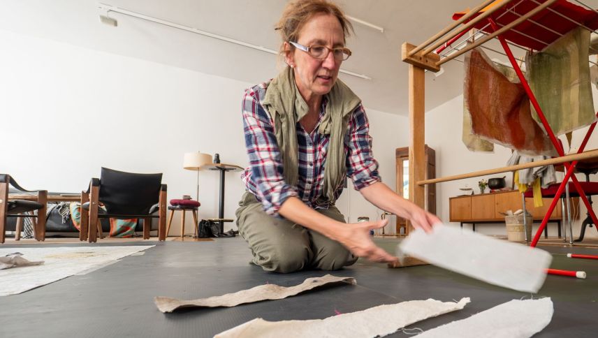 Claudia Lazzarini im Atelier artinresidenza in Lavin. Foto: Jon Duschletta